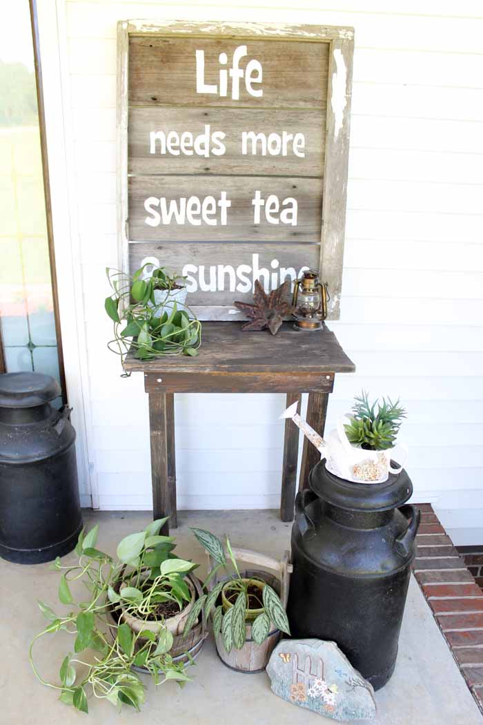 Vintage farmhouse decor on the porch! I love this colorful and rustic porch decor!