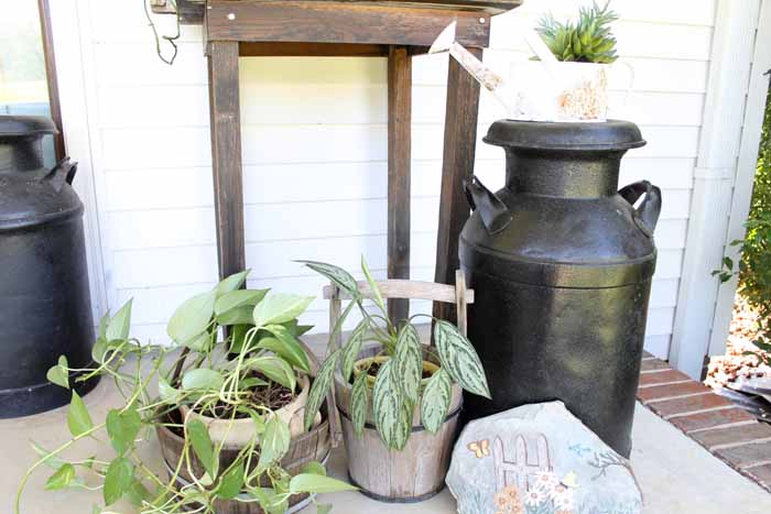 Vintage farmhouse decor on the porch! I love this colorful and rustic porch decor!