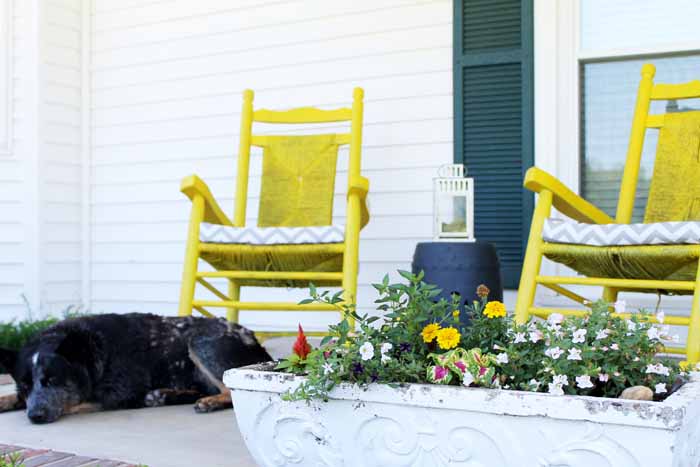 Vintage farmhouse decor on the porch! I love this colorful and rustic porch decor!