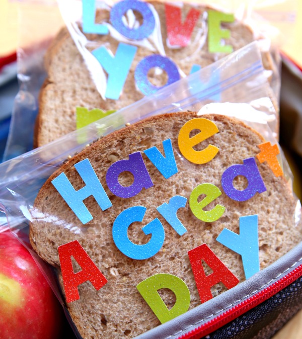 sandwich in ziplock bag with sticker letter message