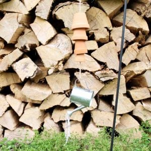 Faites ces carillons éoliens faits maison à partir de pots en argile! Un artisanat facile pour votre jardin d'été!