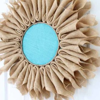 Apprenez à faire des fleurs en toile de jute! Un projet simple qui aura fière allure en guirlande ou dans votre décoration intérieure!