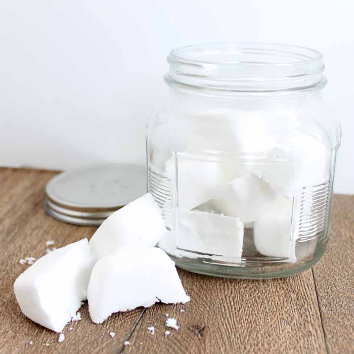 Make these toilet bombs at home to clean your bathroom naturally!