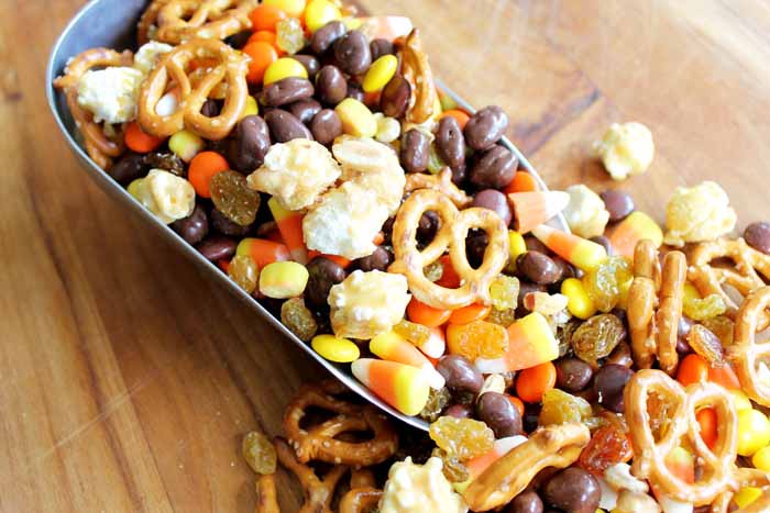 Make this Halloween snack mix for fall! A quick and easy recipe idea!