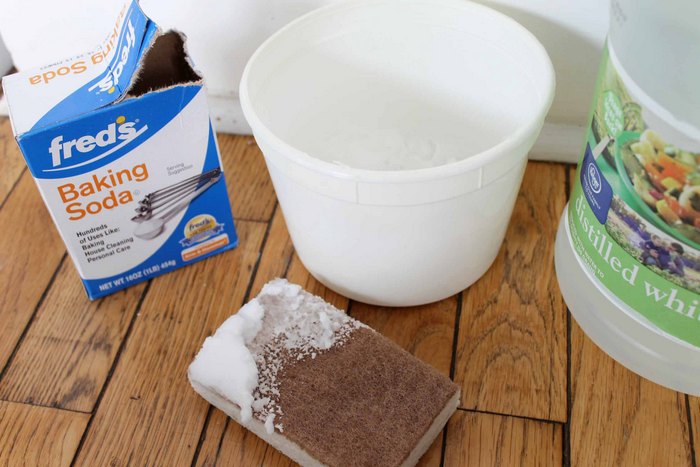 baking soda and vinegar to clean kitchen cabinets