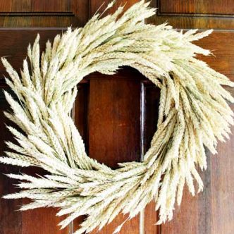 Make a wheat wreath this fall for your farmhouse style home!