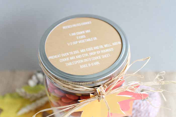 This printable recipe card for Reeses Pieces cookies fits perfectly on the lid of the mason jar