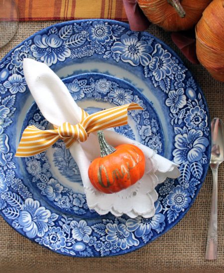 These DIY Thanksgiving decorations are perfect for your farmhouse style home! A great Thanksgiving tablescape with tons of ideas for you!