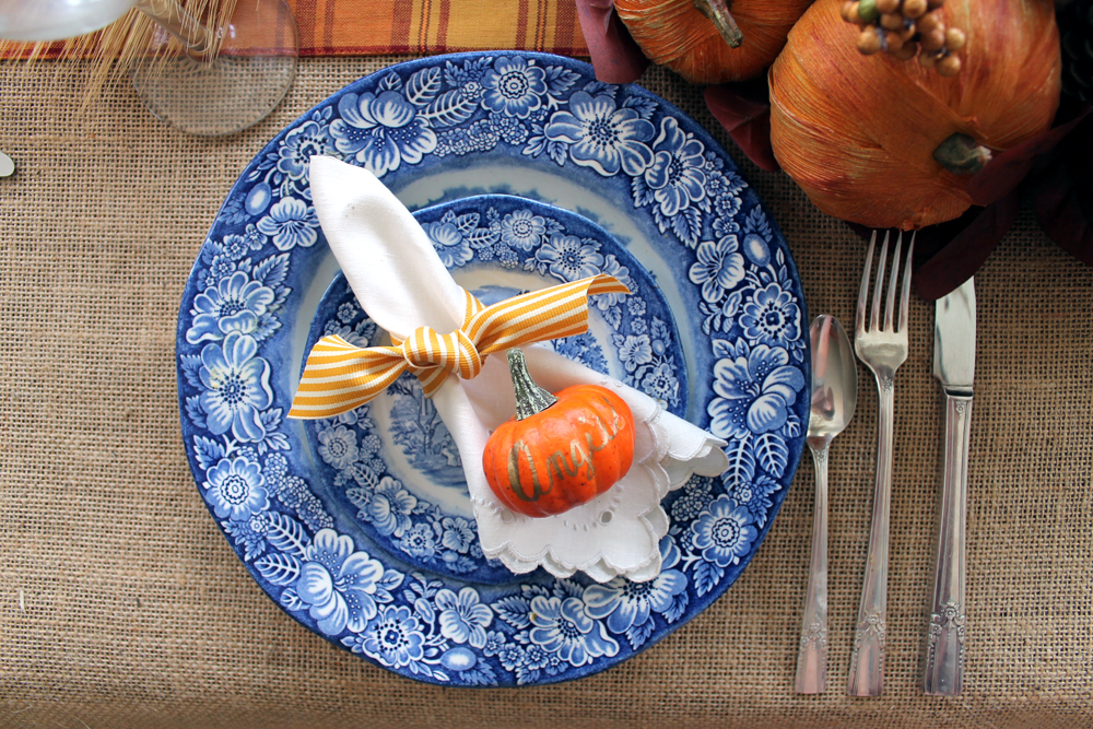 I love how simple these DIY Thanksgiving table place settings are!