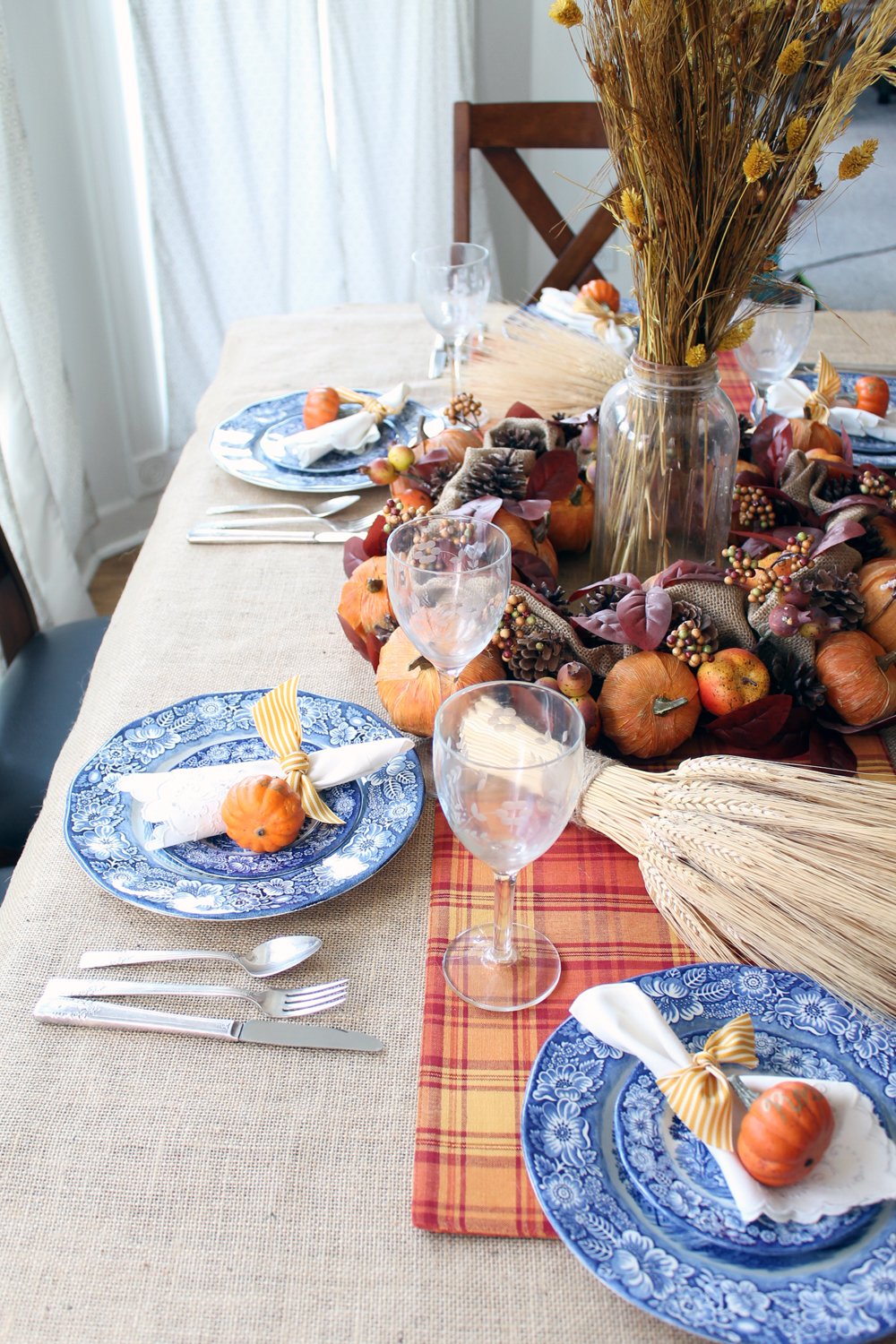 These DIY Thanksgiving decorations are perfect for your farmhouse style home! A great Thanksgiving tablescape with tons of ideas for you!