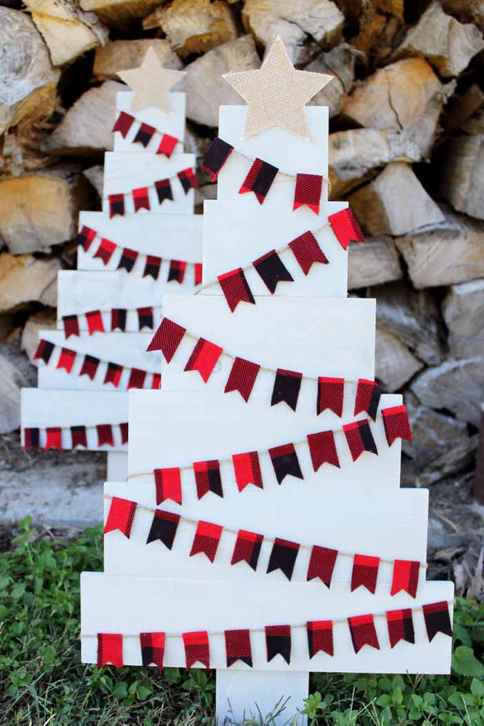 pallet Christmas tree in yard