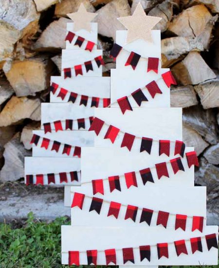 Make a pallet Christmas tree for your farmhouse style Christmas decor.