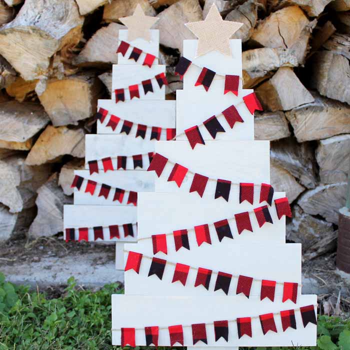 Pallet Christmas Tree: Farmhouse Style Christmas Decor