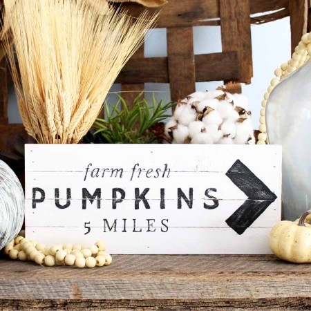 Make this pumpkin patch sign for your farmhouse fall decor! So easy to make with a free printable template!