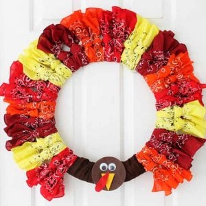 Vous cherchez des idées de couronnes de Thanksgiving? Essayez cette couronne de dinde bandana pour votre maison! Rapide et facile à réaliser!