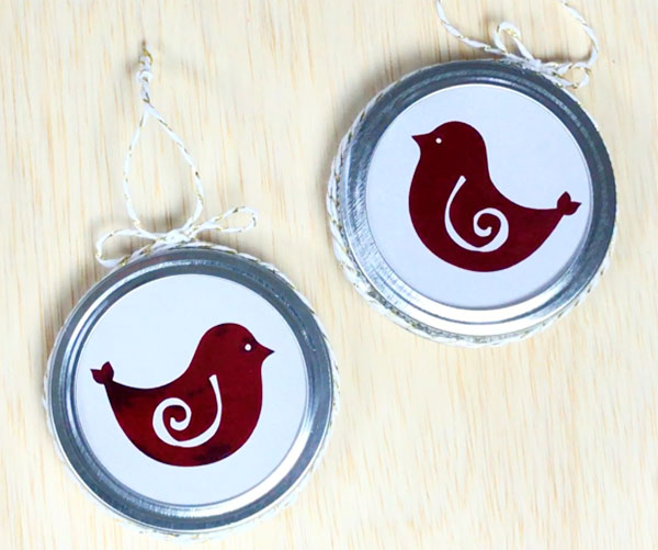 Make pretty Christmas bird ornaments like these in just minutes! Get the cut file and the instructions here!