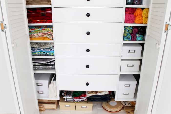 closet with an organizer that has drawers