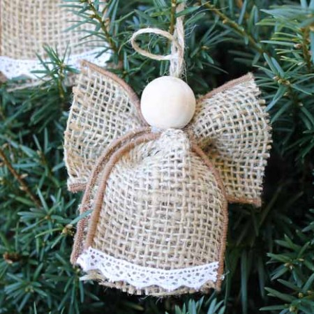 Make these angel ornaments from burlap in just minutes! An easy Christmas craft that anyone can make!