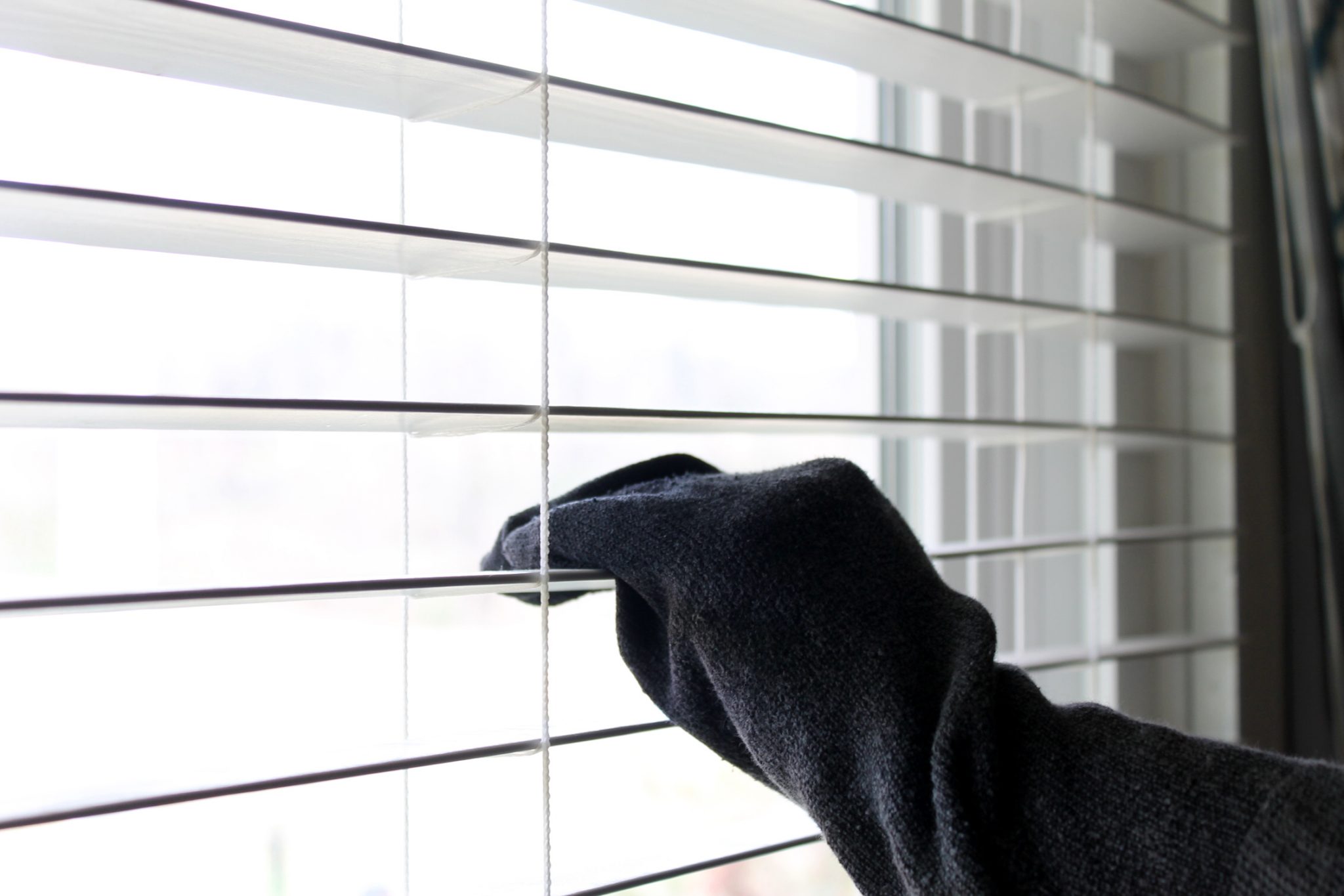 how to quickly clean blinds