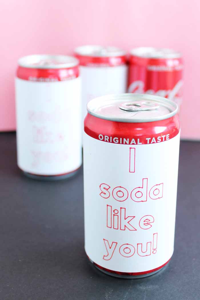 mini soda cans with paper wrapped around that reads i soda like you