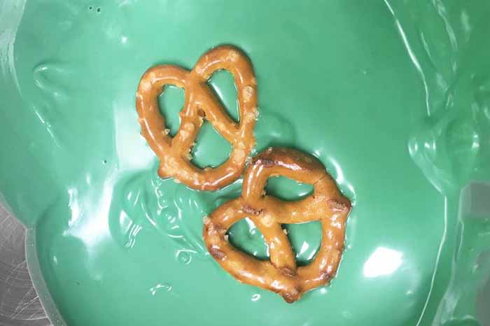 dipping pretzels in green candy melts