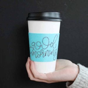 Créez vos propres manches de café avec des designs personnalisés! Si simple avec votre Cricut et EasyPress! Obtenez également le fichier coupé pour la pochette de tasse de café du matin!