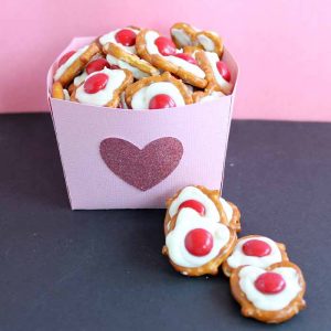 Des collations faciles pour la Saint-Valentin que tout le monde peut préparer! Plus des instructions sur la façon de faire cette boîte de friandises facile avec votre Cricut!