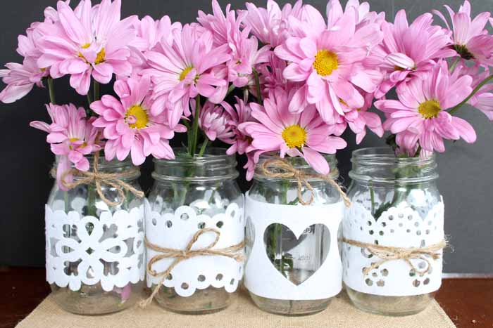 Make wedding mason jars by just cutting felt! Quick, inexpensive, and oh so pretty!