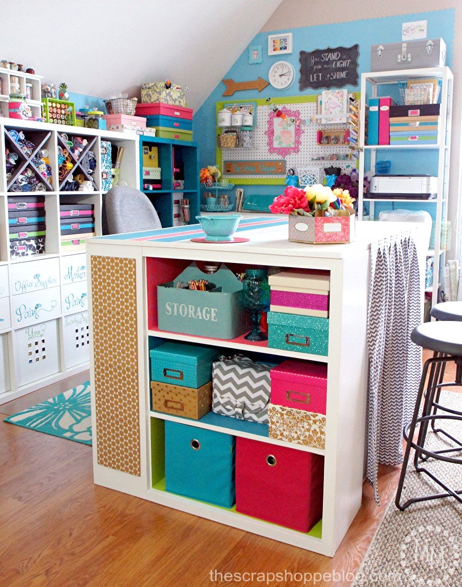 A room filled with furniture and a book shelf for crafts