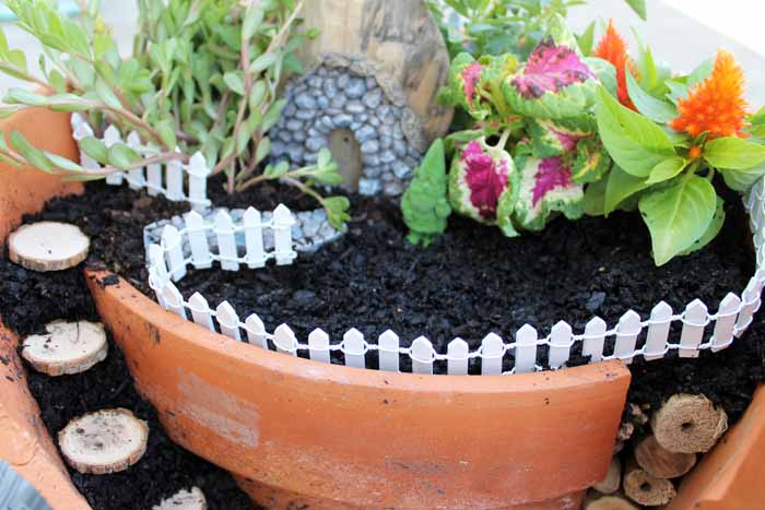 adding a fence to a fairy garden