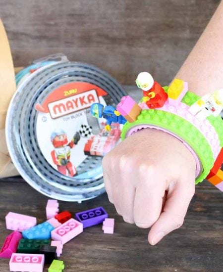 Love Lego crafts? Try making this building block bracelet with Mayka tape! So quick and easy and perfect for kids that love Lego bricks!