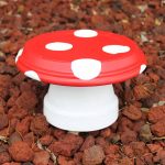 Make mushroom decor for your garden with these great clay pot mushrooms! So easy to make and oh so cute!