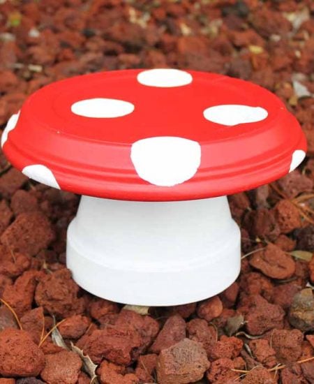 Make mushroom decor for your garden with these great clay pot mushrooms! So easy to make and oh so cute!