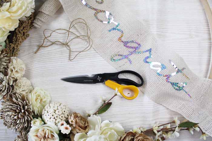 how to add burlap ribbon banner to a wreath