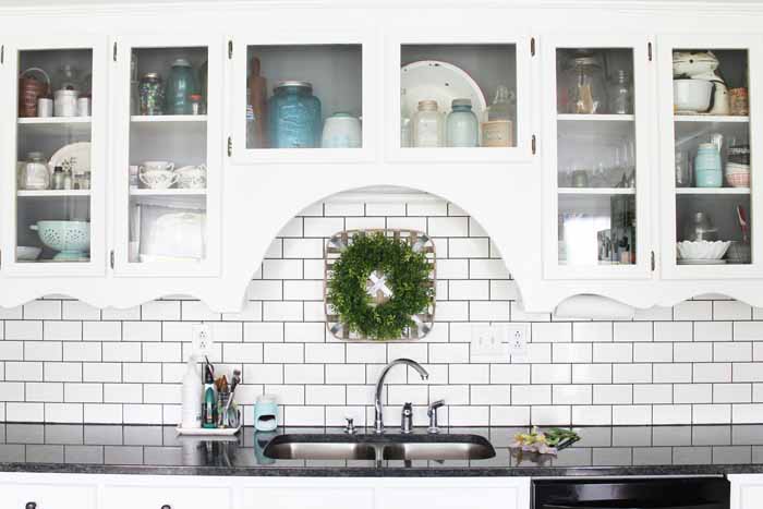 Ideas for your farm kitchen cabinets! Love this farmhouse style!