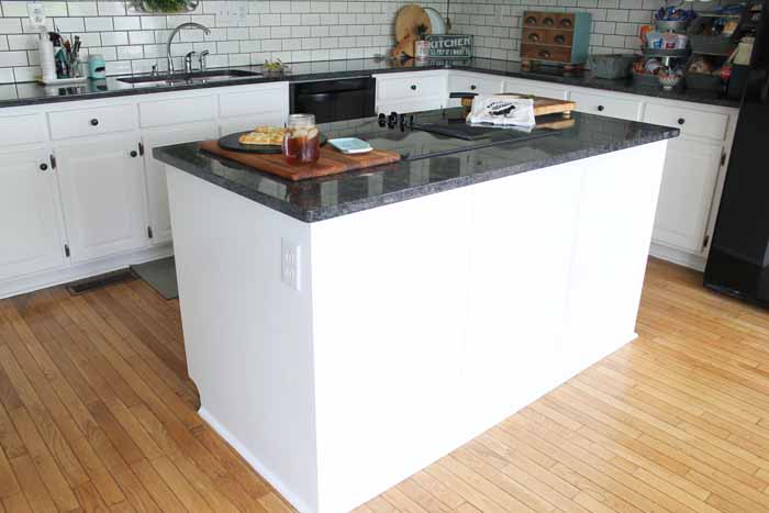 Farm kitchen island in white.