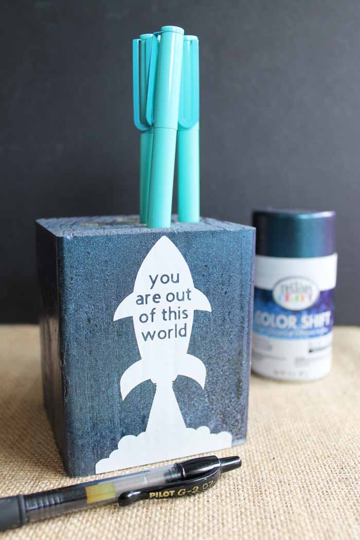 adding vinyl cut on a cricut to a pencil holder