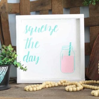 Make this super easy DIY jar painting with Chalk Couture! An easy way to add a mason jar to just about any surface!