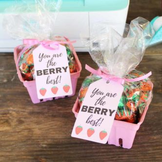 Make this first day of school Teacher gift! If you are looking for cheap teacher gifts, this one is perfect for you! Free printable tag as well!
