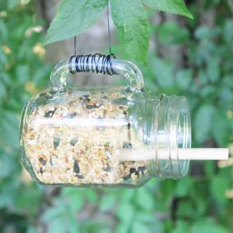 Make a mason jar bird feeder in minutes! The perfect addition to your summer outdoor decor!