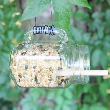 Make a mason jar bird feeder in minutes! The perfect addition to your summer outdoor decor!