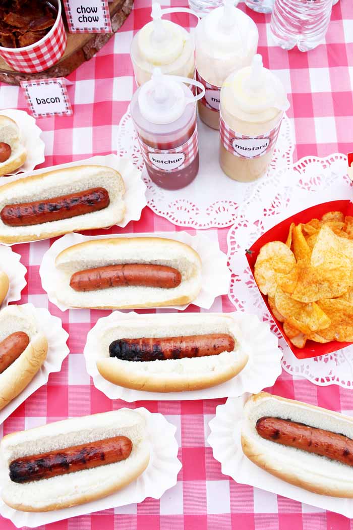 Paper doilies are a great affordable way to dress up any party. Use these doilies on your hot dog bar