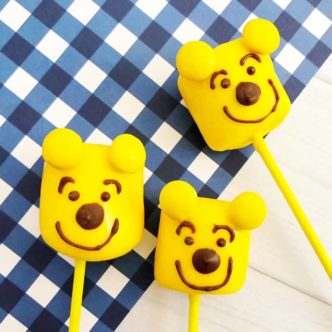 Make these Winnie the Pooh marshmallow pops to celebrate the release of the new Christopher Robin movie!