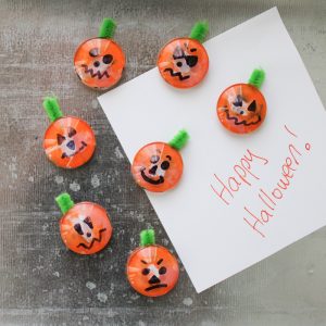 Vous voulez faire de l'artisanat d'Halloween facile pour les enfants? Essayez ces aimants citrouilles et amusez-vous avec des Crafternoons testeurs chez vous! #testorscrafternoons #testors #kidscraft #pumpkins #halloween