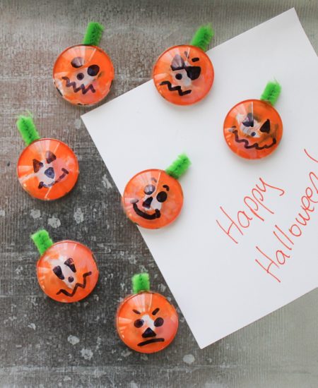 Want to make some easy Halloween crafts for kids? Try these pumpkin magnets and have a fun Testors Crafternoons in your own home! #testorscrafternoons #testors #kidscraft #pumpkins #halloween