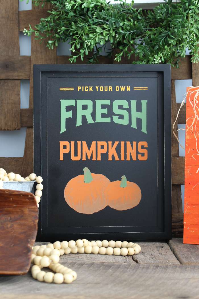 Learn how to make fall signs with Chalk Couture in minutes! This product makes crafting so easy! #chalkcouture #fall #pumpkin