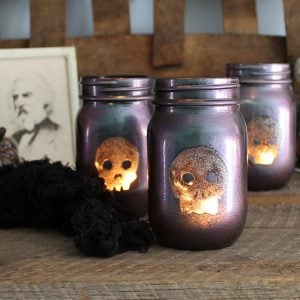 Fabriquez ces superbes lanternes d'Halloween à partir de bocaux Mason et utilisez-les pour décorer votre maison pour le grand soir! C'est le moyen idéal de créer avec des amis et d'héberger des testeurs Crafternoons! #halloween #masonjar # crâne