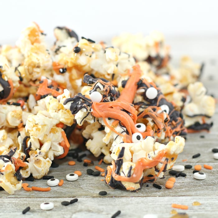 Make this Halloween popcorn recipe for parties or trick or treaters! Such a fun Halloween snack idea! #halloween #snack #recipe