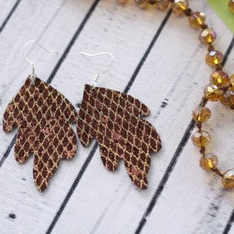 Learn how to make leather earrings with your Cricut machine! A quick and easy project for DIY jewelry that you will love!