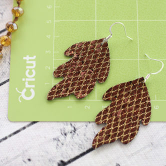 Learn how to make leather earrings with your Cricut machine! A quick and easy project for DIY jewelry that you will love!